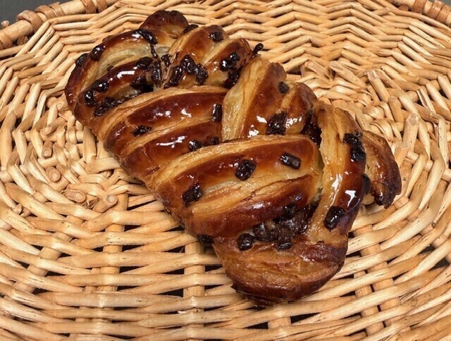 Hazelnoot praline vlecht broodje